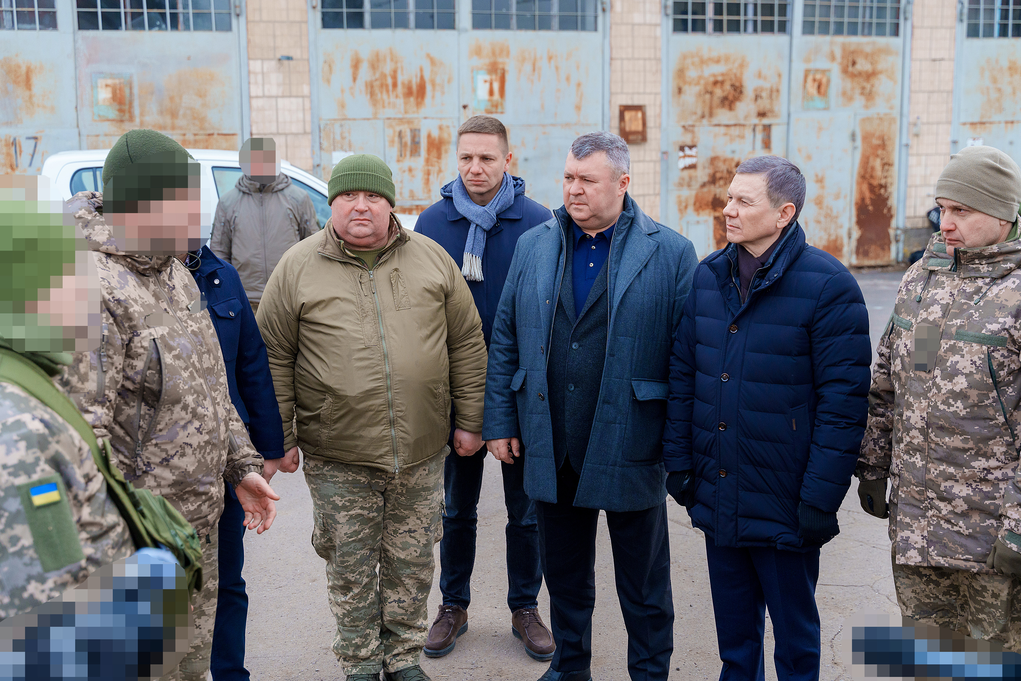 Чергова допомога на фронт: Вінницька міська рада разом з громадою та Міжрегіональним координаційним гуманітарним штабом передала 5 пікапів та РЕБ для 120 бригади ТрО
